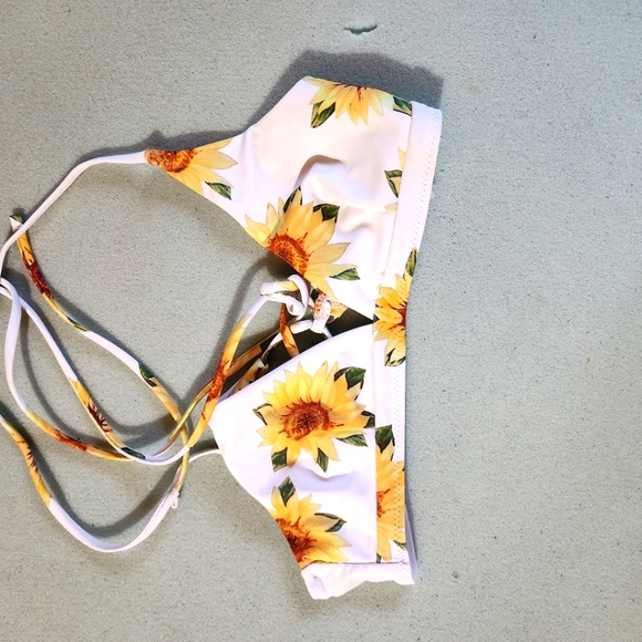 Bikini - Picture 1 of 2